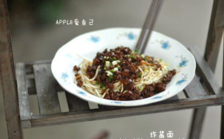 深受大众喜爱的炸酱面，酱香浓郁、配菜丰富，面条劲道