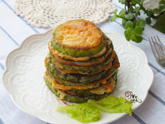 香煎茄饼吃起来咸香松软，外酥里糯