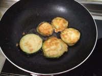 香煎茄饼吃起来咸香松软，外酥里糯