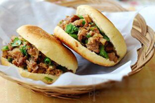 肉夹馍，陕西一带的著名小吃，风靡全国
