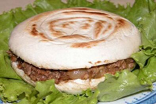 肉夹馍，陕西一带的著名小吃，风靡全国