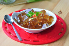 海菜凉粉可以清热解毒，养颜美容