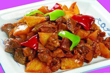土豆烧牛肉具有口感鲜香，色泽红润的特色