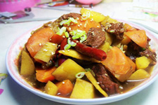 土豆烧牛肉具有口感鲜香，色泽红润的特色