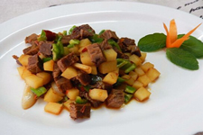 土豆烧牛肉具有口感鲜香，色泽红润的特色