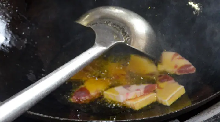 手把手叫你制作皮黄肉白，肥嫩鲜美的珠梅土鸡做法