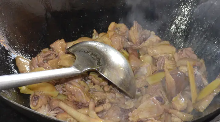 手把手叫你制作皮黄肉白，肥嫩鲜美的珠梅土鸡做法