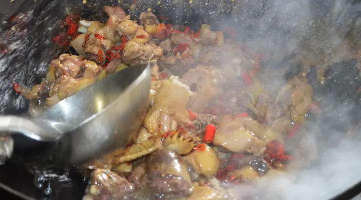 手把手叫你制作皮黄肉白，肥嫩鲜美的珠梅土鸡做法