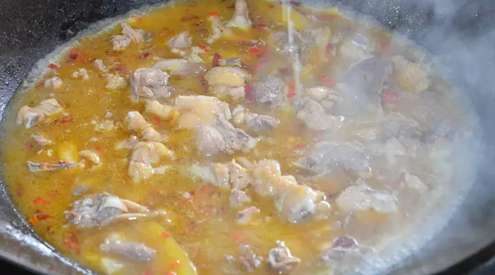 手把手叫你制作皮黄肉白，肥嫩鲜美的珠梅土鸡做法
