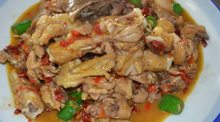 手把手叫你制作皮黄肉白，肥嫩鲜美的珠梅土鸡做法