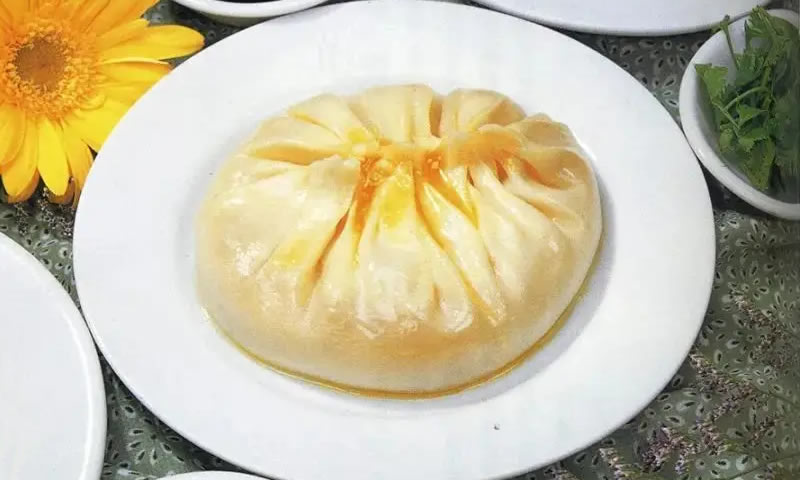 蟹黄汤包汤汁肥厚，味道鲜美，皮和馅都别具一格