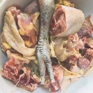 墨鱼炖鸡是一道很好的滋补膳食，非常适合女性食用，能够提高免疫力，帮助孕产妇下奶