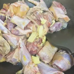 墨鱼炖鸡是一道很好的滋补膳食，非常适合女性食用，能够提高免疫力，帮助孕产妇下奶