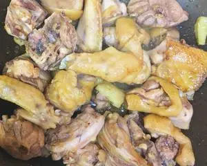 墨鱼炖鸡是一道很好的滋补膳食，非常适合女性食用，能够提高免疫力，帮助孕产妇下奶