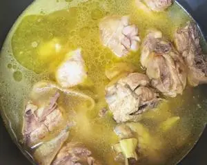 墨鱼炖鸡是一道很好的滋补膳食，非常适合女性食用，能够提高免疫力，帮助孕产妇下奶