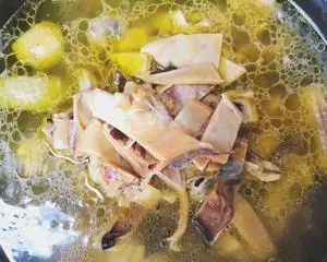墨鱼炖鸡是一道很好的滋补膳食，非常适合女性食用，能够提高免疫力，帮助孕产妇下奶