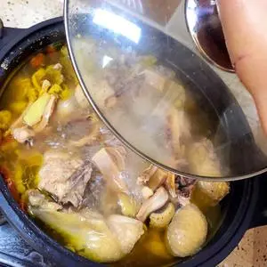 墨鱼炖鸡是一道很好的滋补膳食，非常适合女性食用，能够提高免疫力，帮助孕产妇下奶