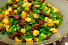 多吃韭菜花炒肉能够促进消化，预防便秘