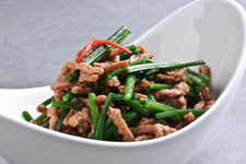 多吃韭菜花炒肉能够促进消化，预防便秘