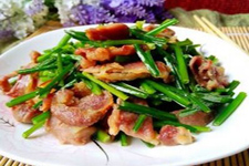 多吃韭菜花炒肉能够促进消化，预防便秘