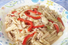 金针菇炒肉丝，是儿童发育和老年人保健的优质食品