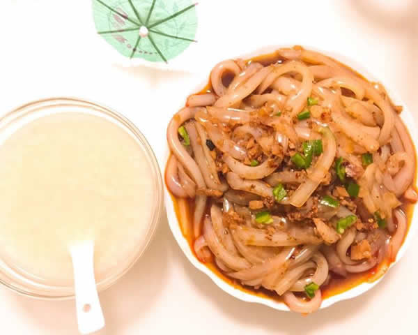 凉拌凉粉的做法，既可以当下饭菜，又可以当主食