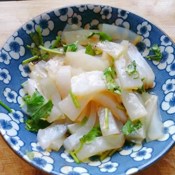 凉拌凉粉的做法，既可以当下饭菜，又可以当主食