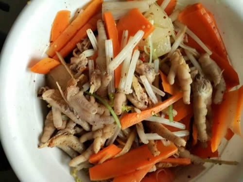 酸酸辣辣，冰冰爽爽的酸辣泡鸡脚做法介绍