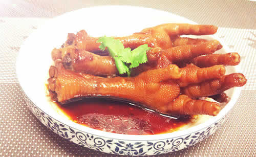 砂锅滋味鸡脚，深受老人和小孩的喜爱，为餐桌增添美味