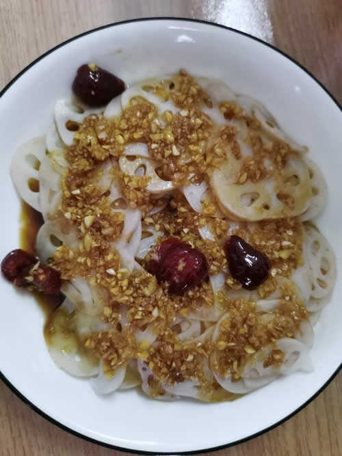 凉拌藕片，美味难挡的清脆口感，又带有少许的酸辣，很好吃