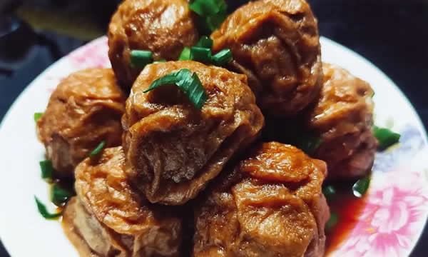 肉酿生麸皮薄韧光亮，肉馅鲜嫩多汁，汤清味美