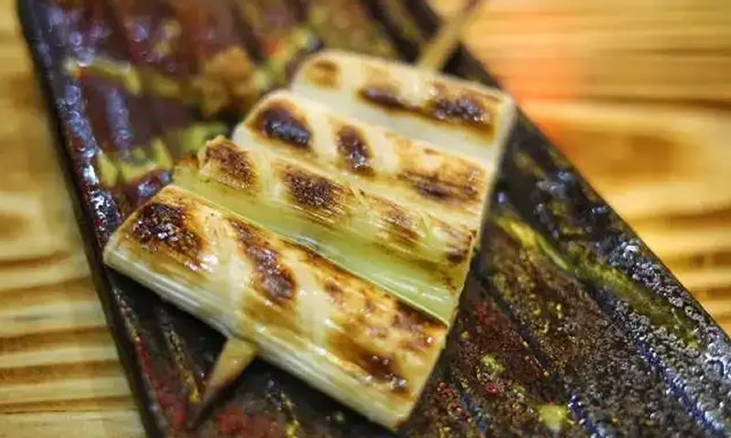 烤大葱的做法，大葱的甘甜与调味料的香辣相互融合
