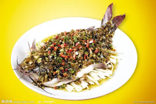 清蒸鲤鱼怎么做简单又好吃（清蒸鲤鱼）
