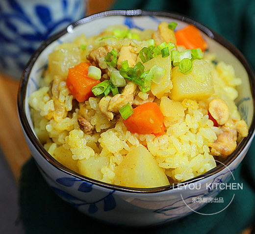 电饭锅咖喱鸡肉焖饭，米粒完全吸收了咖喱的香气