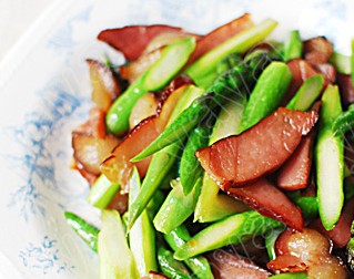 腊肉炒芦笋，绝对的下酒下饭神器