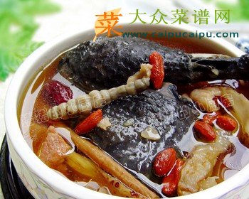 备受欢迎的滋补养生菜品：八珍炖乌鸡