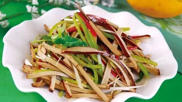 夏日清爽佳肴—苦瓜丝拌熏干，解腻开胃两不误