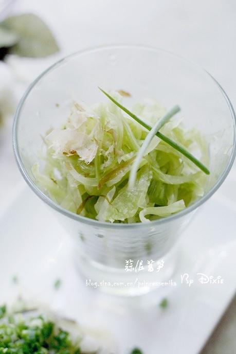 清新爽口的蒜泥莴笋丝的制作与享用