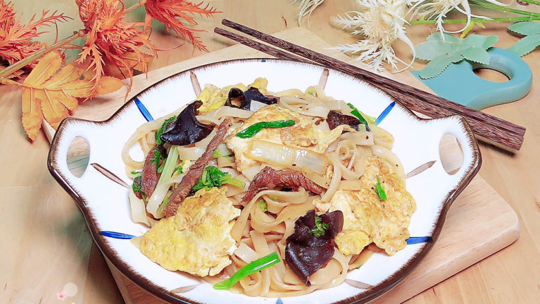 如何在家轻松炒出一盘光滑爽口、鲜香不油腻的鸡蛋炒牛河呢？