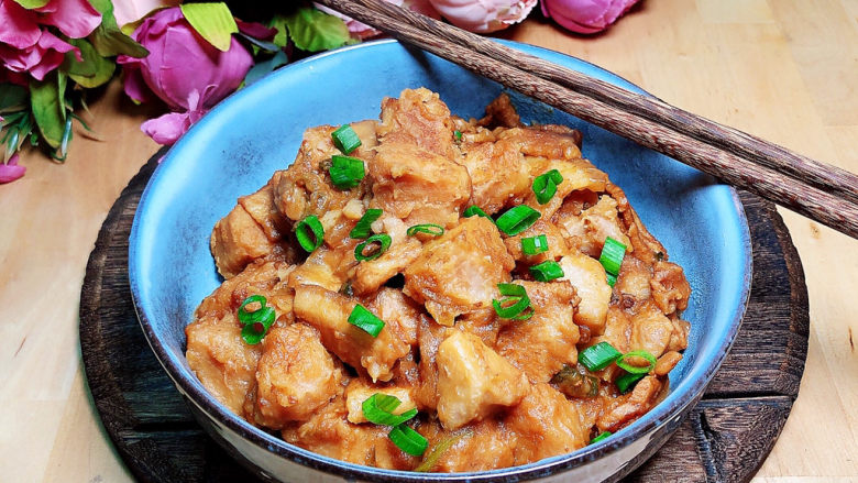 红烧芋头软绵嫩滑，咸香入味，轻松干掉两碗饭