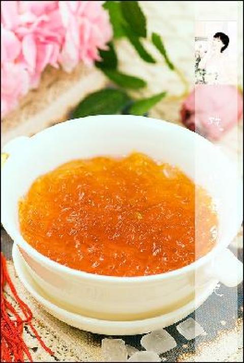 冰糖燕窝，属于秋季滋阴润燥的佳品，汤色清亮，入口清甜