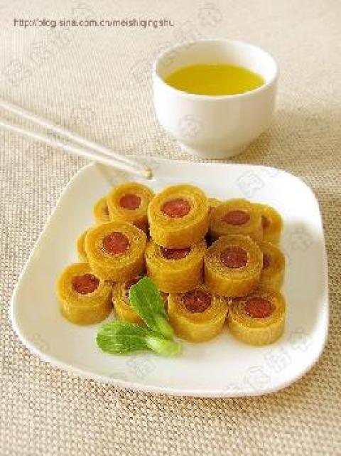 香肠卷根据不同制法呈现暄软或酥脆口感，常作为早餐或快餐食品