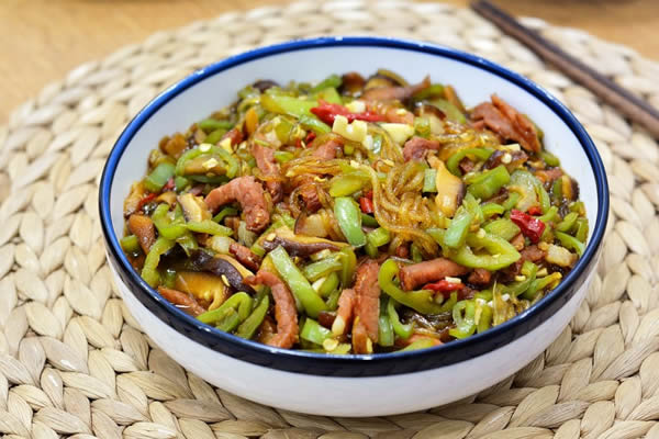 腊肉辣椒炒粉条，这三种食材的搭配真让人回味