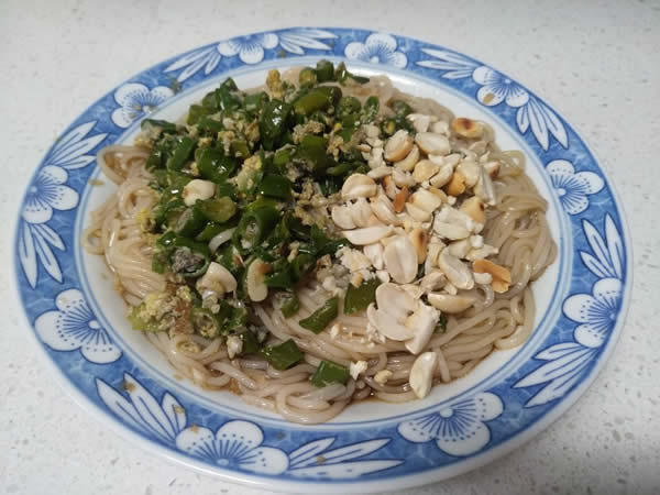 酸辣爽口的青椒酸辣粉大家知道怎么做吗？