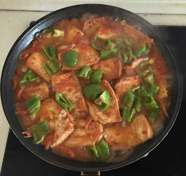 番茄炖豆腐，酸酸甜甜，香香嫩嫩，特别入味