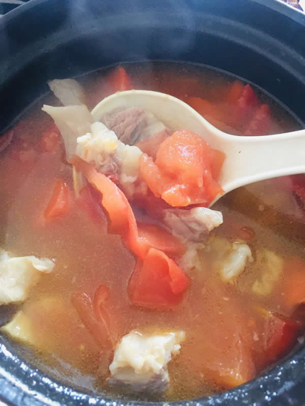 番茄炖牛腩口感香浓、倍受大家欢迎