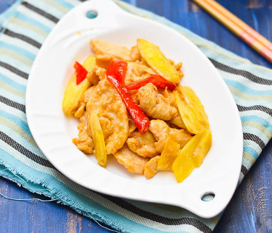 仔姜鸡片，嫩滑的鸡肉配上仔姜的辛辣，吃起来特别开胃