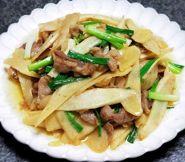 仔姜炒肉片口感鲜香微辣,肉片干香,姜香浓郁,兼具开胃功效 仔姜炒肉片口感鲜香微辣,肉片干香,姜香浓郁,兼具开胃功效
