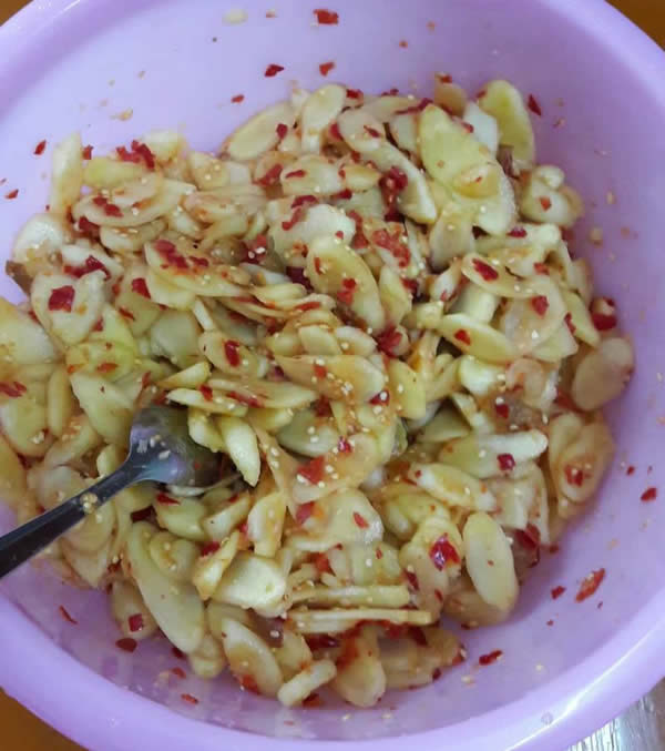 酸仔姜,脆嫩无渣,辣味很淡,具有开胃消食,驱寒祛湿等功效 酸仔姜,脆嫩无渣,辣味很淡,具有开胃消食,驱寒祛湿等功效