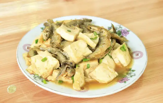 连城新泉满意饭店大厨分享乡村特色美食：鲫鱼焖豆腐
